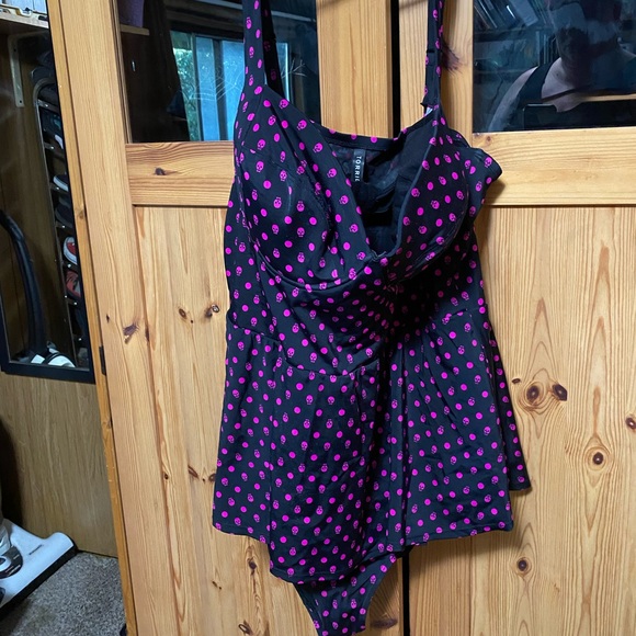 Torrid 3x black with pink skulls swimsuit with built in bra and cute swim skirt - Picture 2 of 4